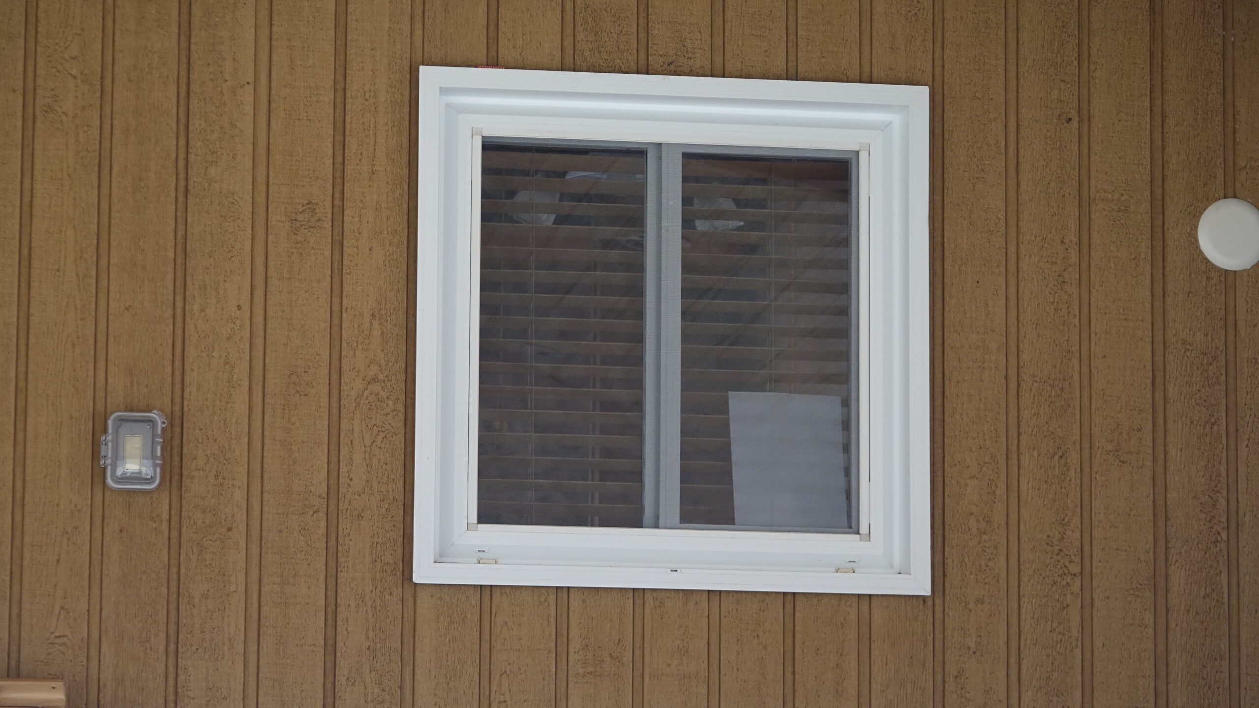 outside view of a window with blinds